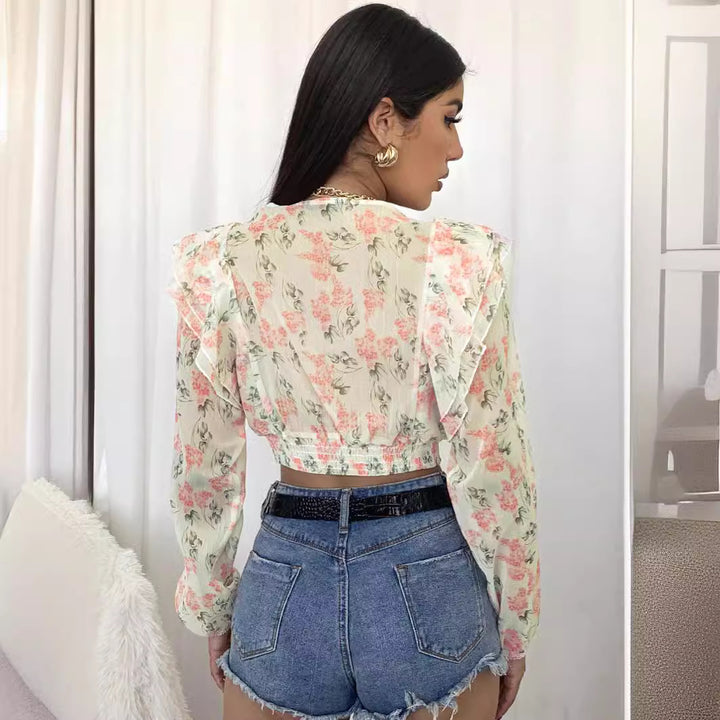 Kvindebluse med flæser og blomstermotiv Stilla