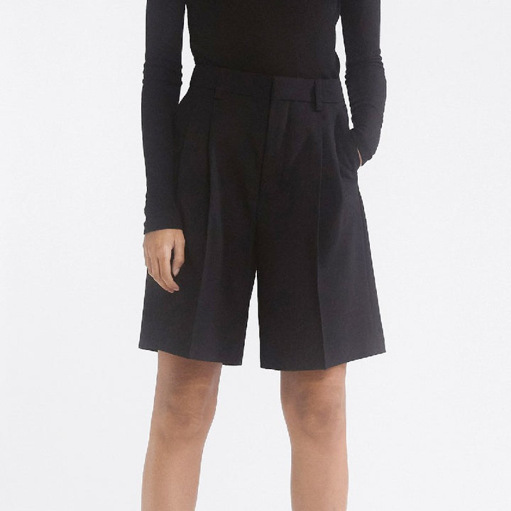 Dame brede Chinoshorts med elegant plissering Stilla