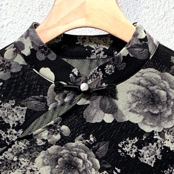 Dame elegant top med florale mønstre og raffinerede knapdetaljer Stilla