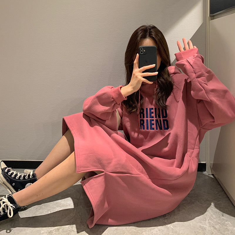 Kvinders hoodie kjole med modeprint og komfortable detaljer