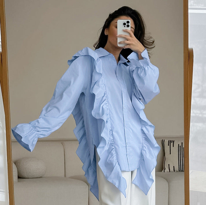 Damebluse med voluminøse rufflesdetaljer og elegante pufærmer Stilla