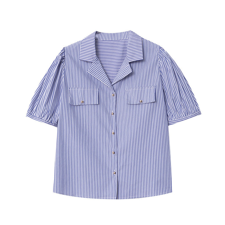 Kvindernes kortærmede bluse med subtil stribet mønster og dekorative knapdetaljer Stilla