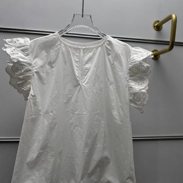 Dame blouse med voluminøse flæsedetaljer og elegant krave Stilla
