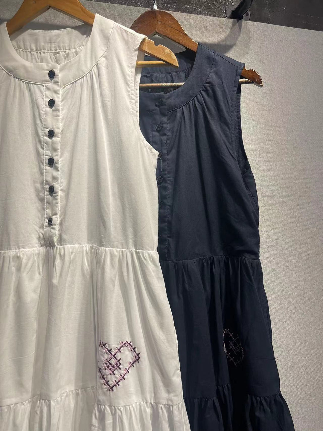 Dame casual kjole med knapstolpe og hjertebroderier Stilla