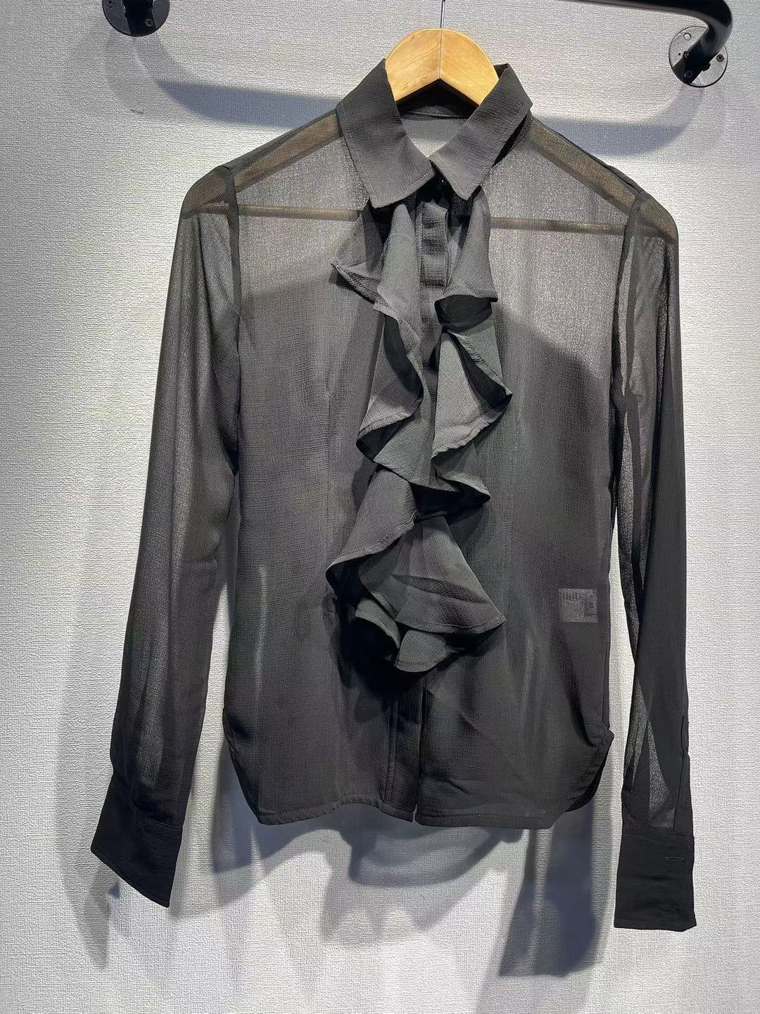 Damebluse med voluminøse flæsedetaljer i sart chiffon Stilla