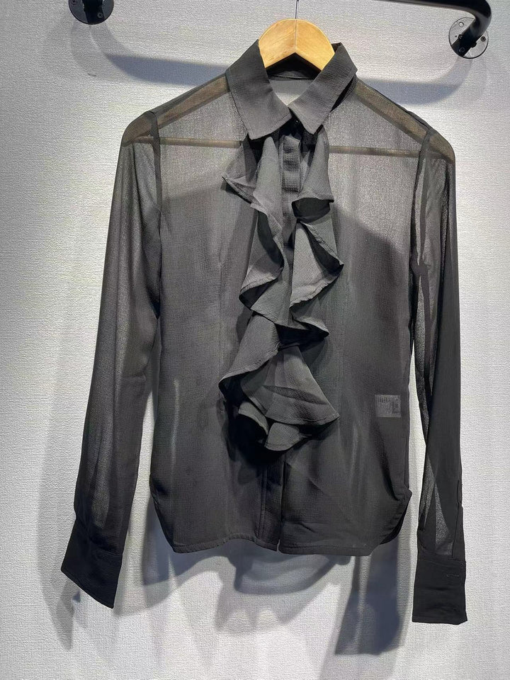 Damebluse med voluminøse flæsedetaljer i sart chiffon Stilla