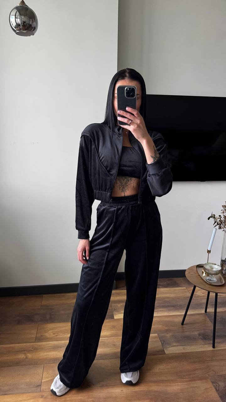 Kvinders loungewear sæt lavet af luksuriøs velour med cropped jakke og brede bukser