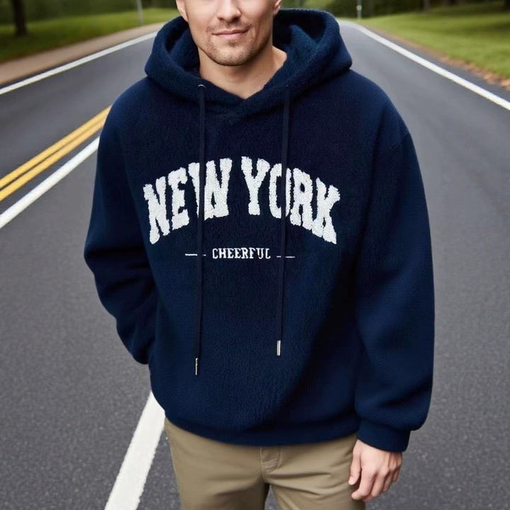 Herrer nan hyggelig fleece-hoodie med relief-logo, snortræk og kængurulomme Skovae