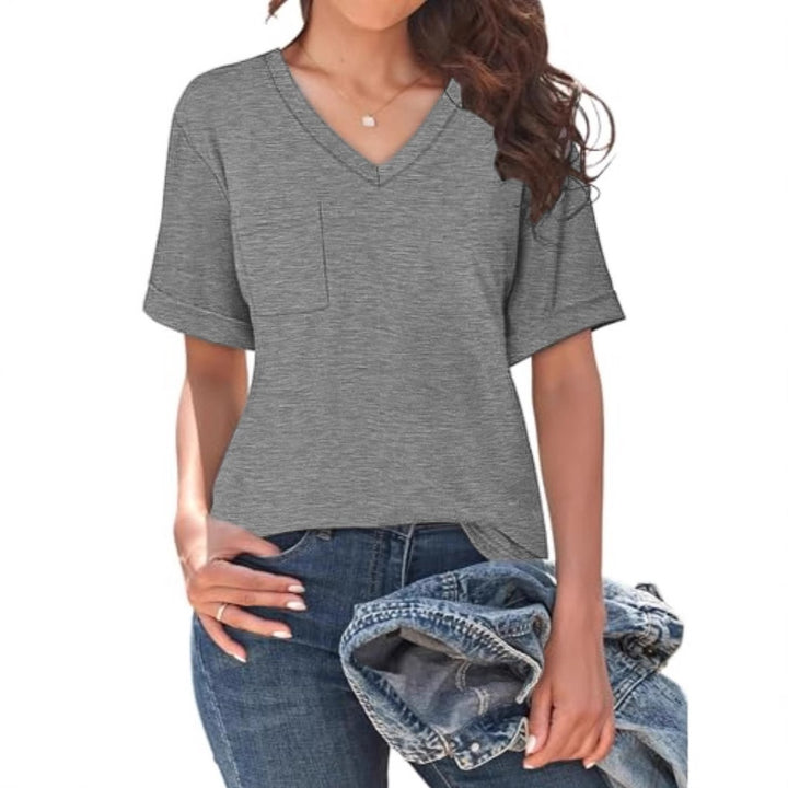 Dame Casual V-hals T-shirt med brystlomme og løs pasform Stilla
