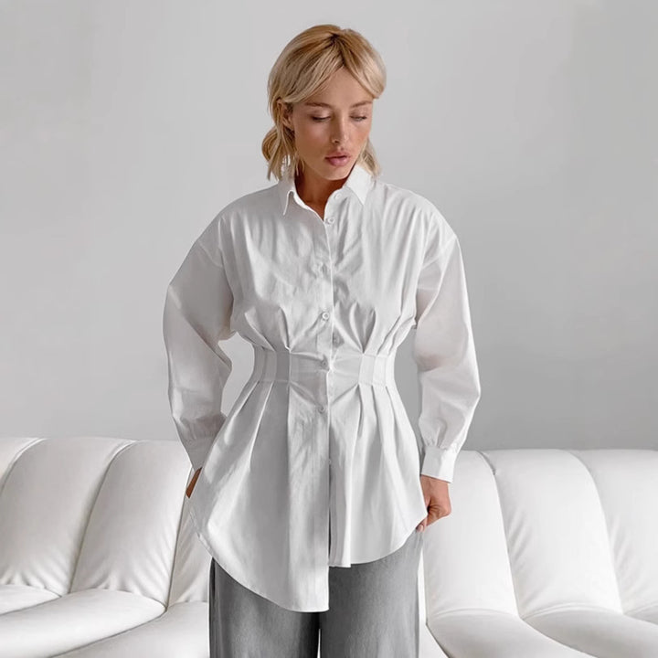 Damebluse med figursyet snit og elegante flæsedetaljer Stilla