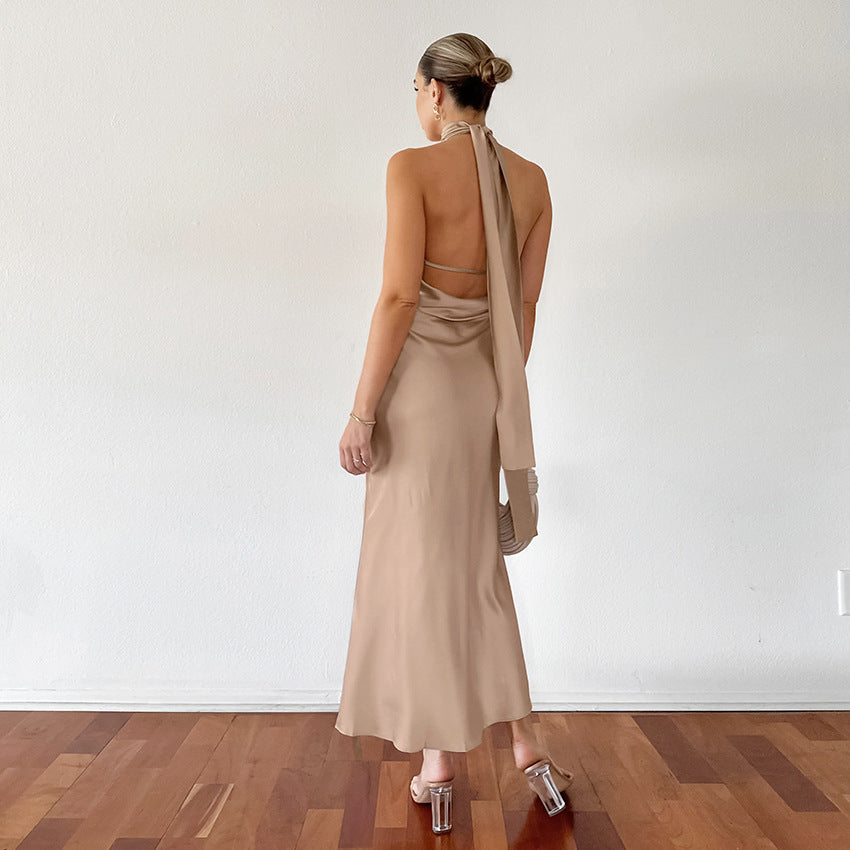 Dame maxikjole med elegant halterneck og figursyet snit Stilla
