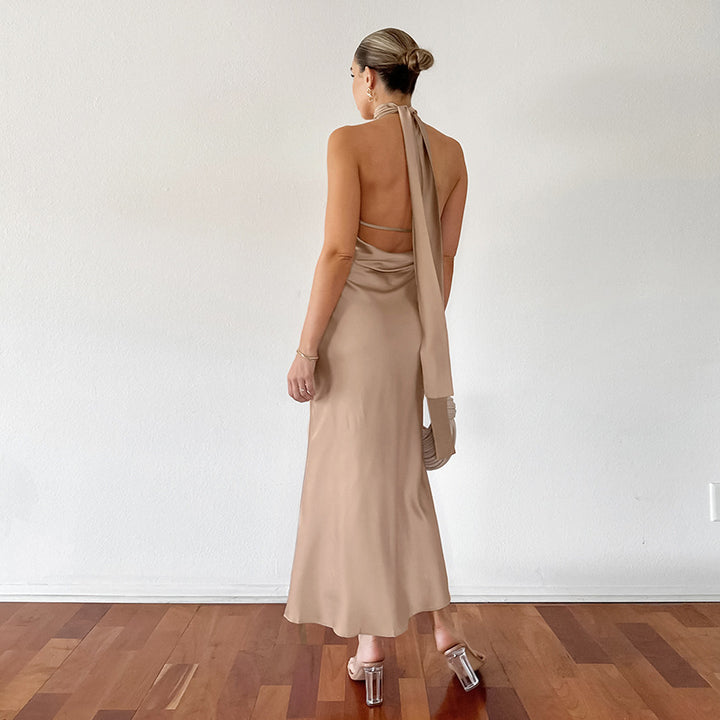 Dame maxikjole med elegant halterneck og figursyet snit Stilla