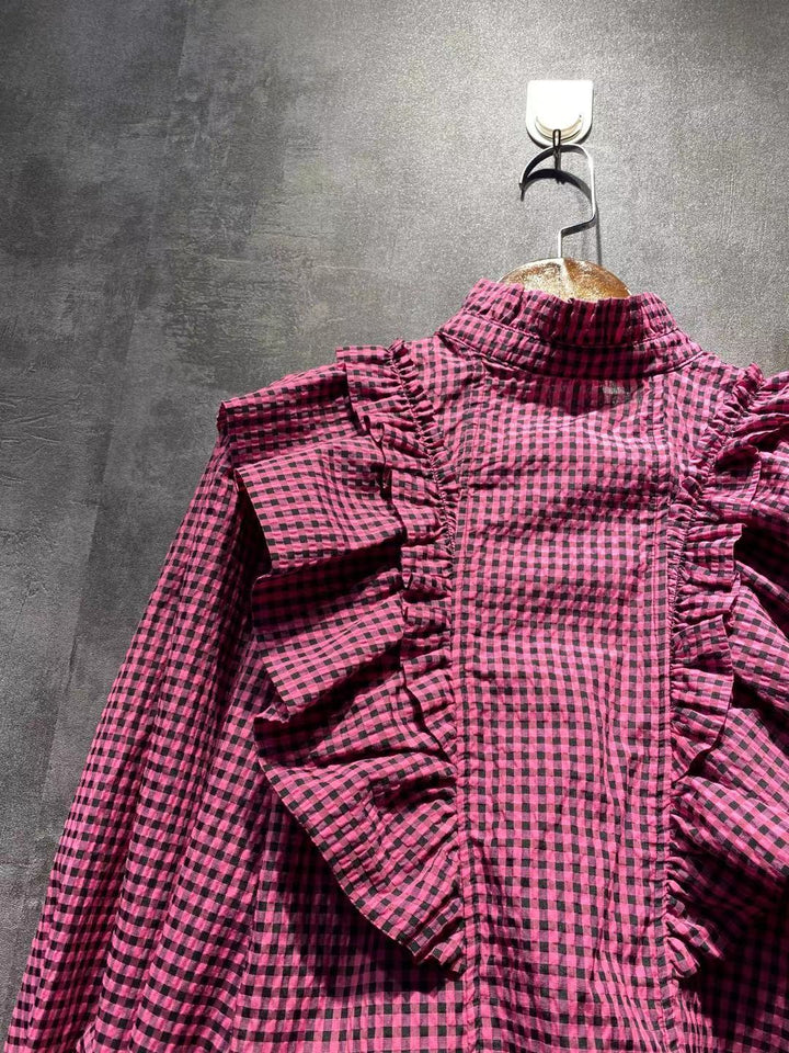 Damebluse med voluminøse flæsedetaljer og elegant ternet mønster Stilla
