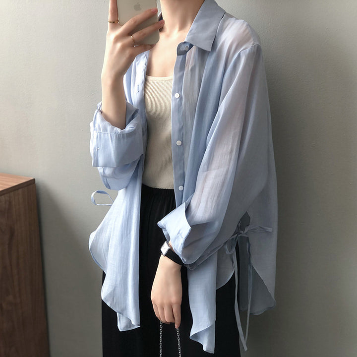 Dame løs bluse lavet af silkeblød materiale med elegante knapdetaljer og justerbare ærmer Stilla
