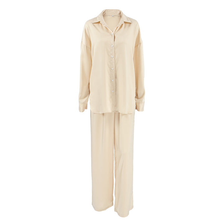 Dame elegant og komfortabel satin pyjamasæt med lange ærmer og fine knapdetaljer Stilla