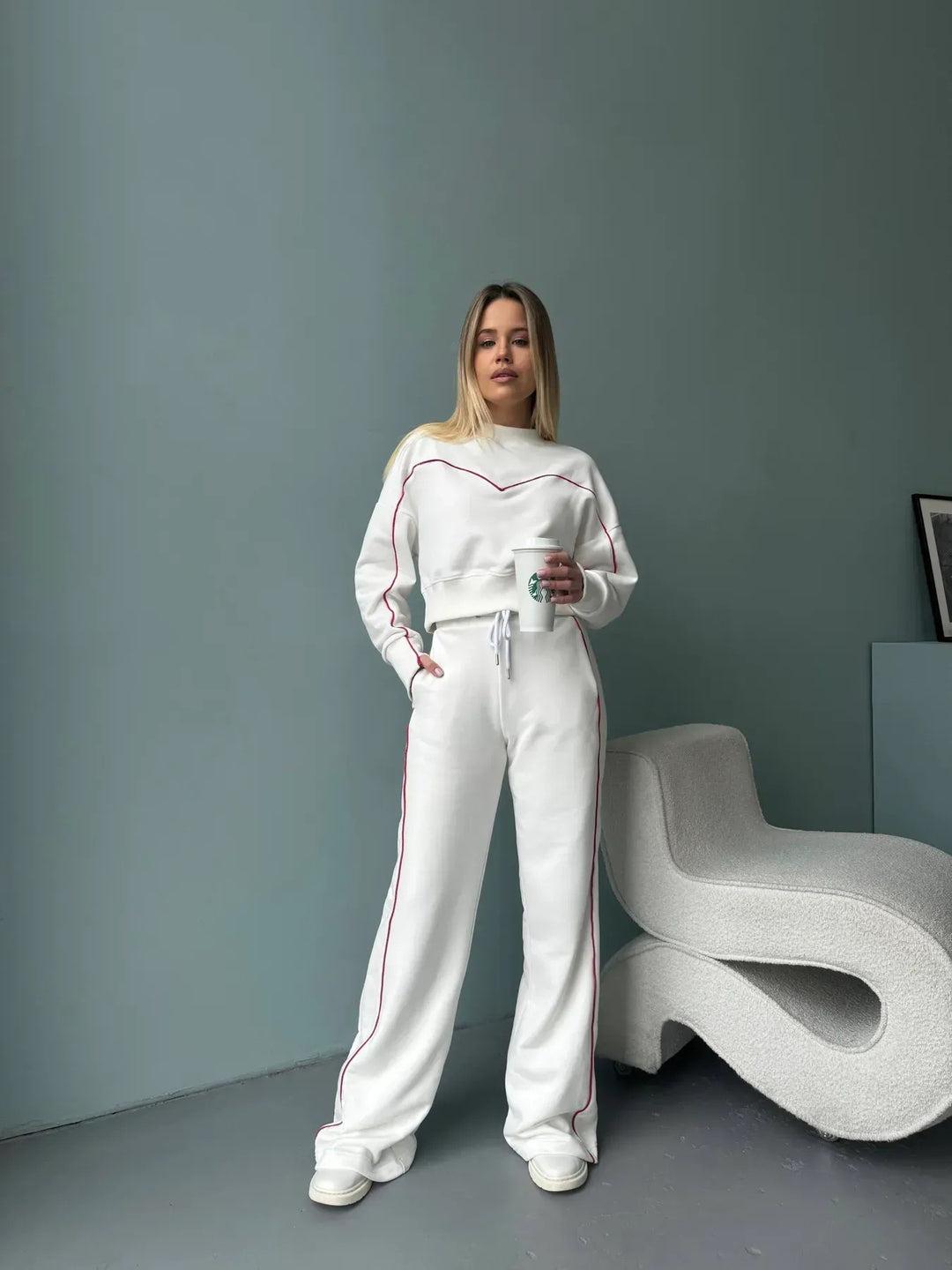 Dame sporty lounge sæt med en løs pasform og sidelister