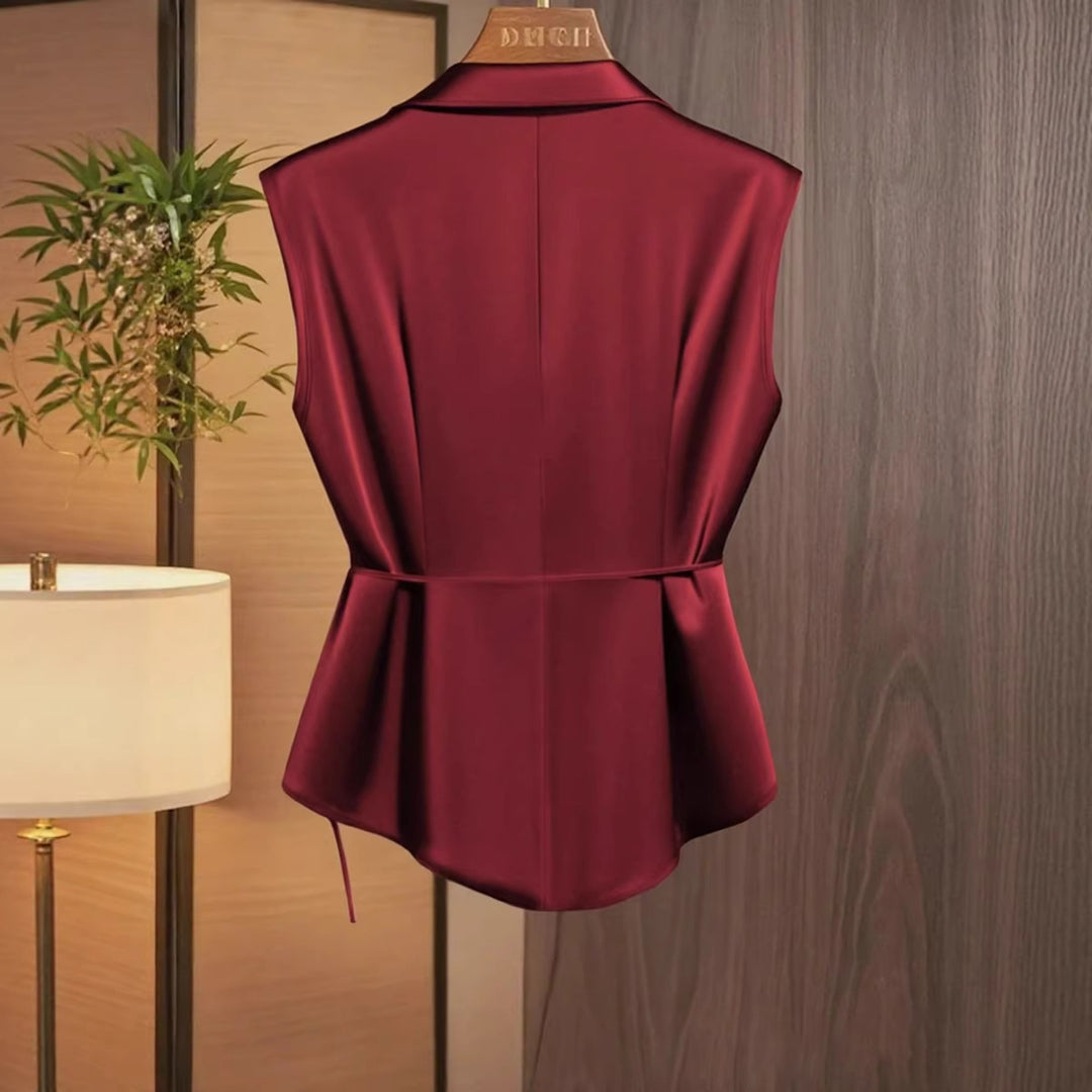 Damebluse med elegant indpakningsudseende og flydende satin fald Skovae