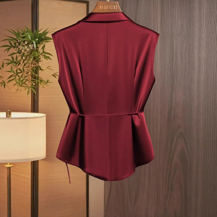 Damebluse med elegant indpakningsudseende og flydende satin fald Skovae