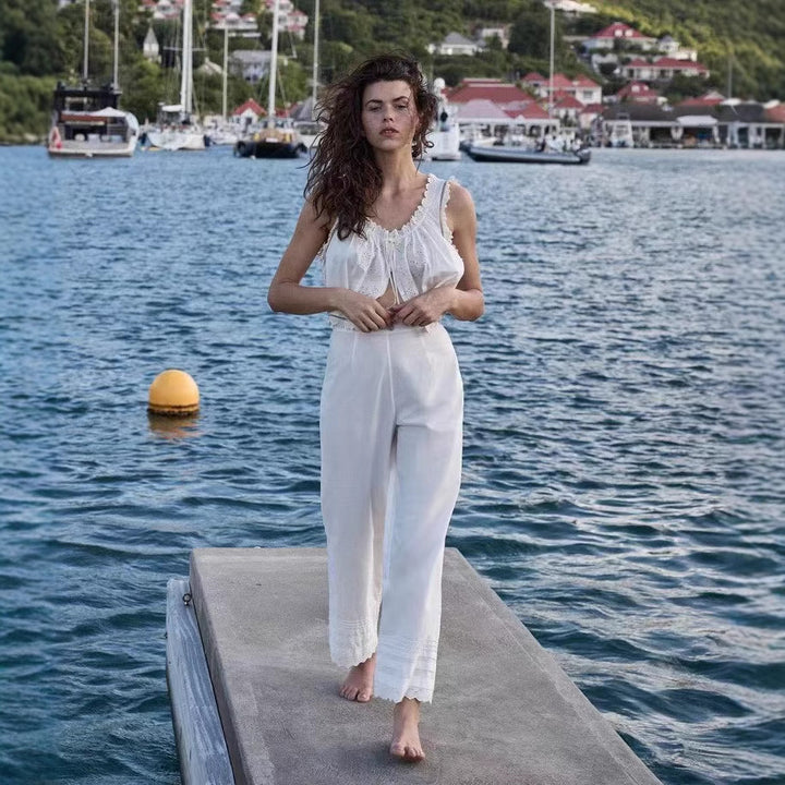Damebluse med sarte spidsdetaljer og floralt broderidesign Stilla