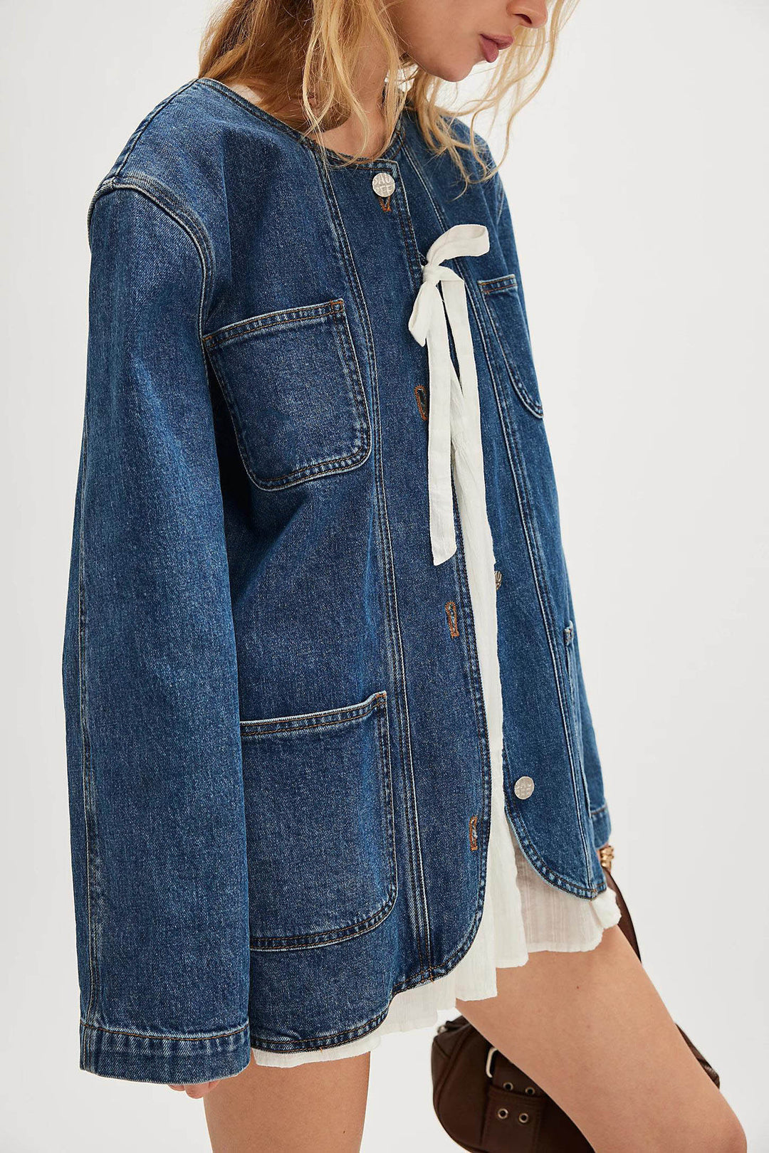 Dame Denim Overshirt med innovativt design og praktiske lommer Stilla