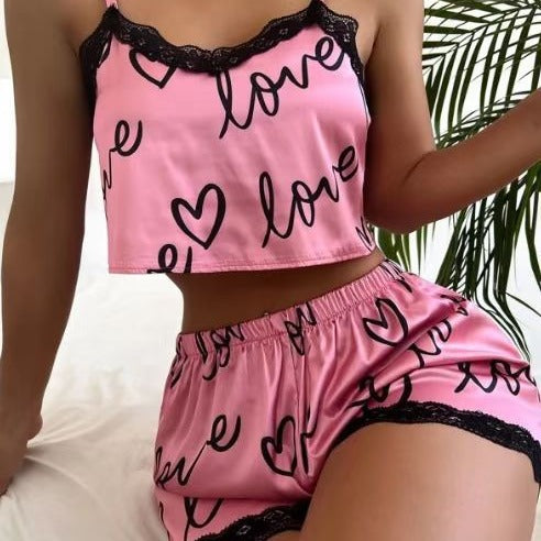 Dame pyjamasæt med legende Love-print og fine spidsdetaljer Stilla