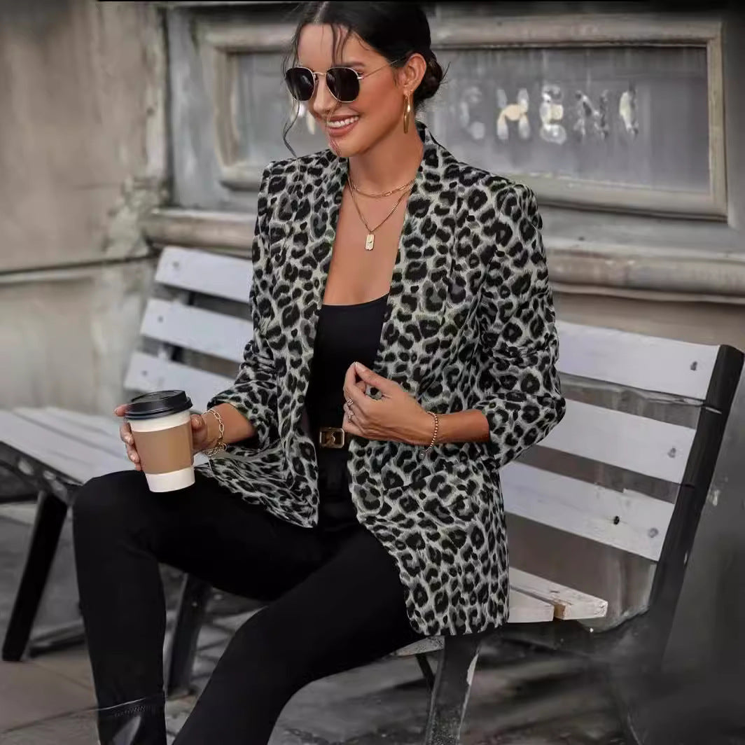 Kvinders blazer i trendy dyreprint med elegante kraver og praktiske lommer