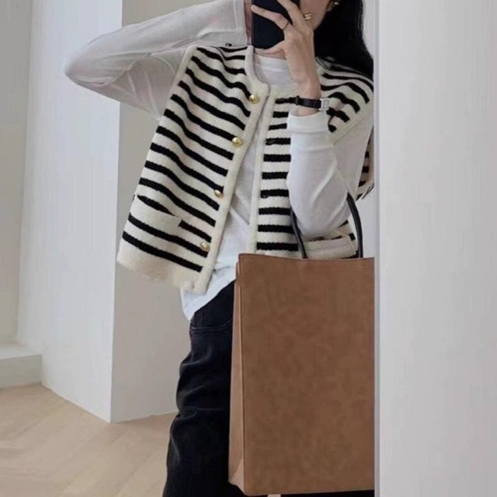 Dame strikveste med elegante knapdetaljer og klassiske striber Stilla