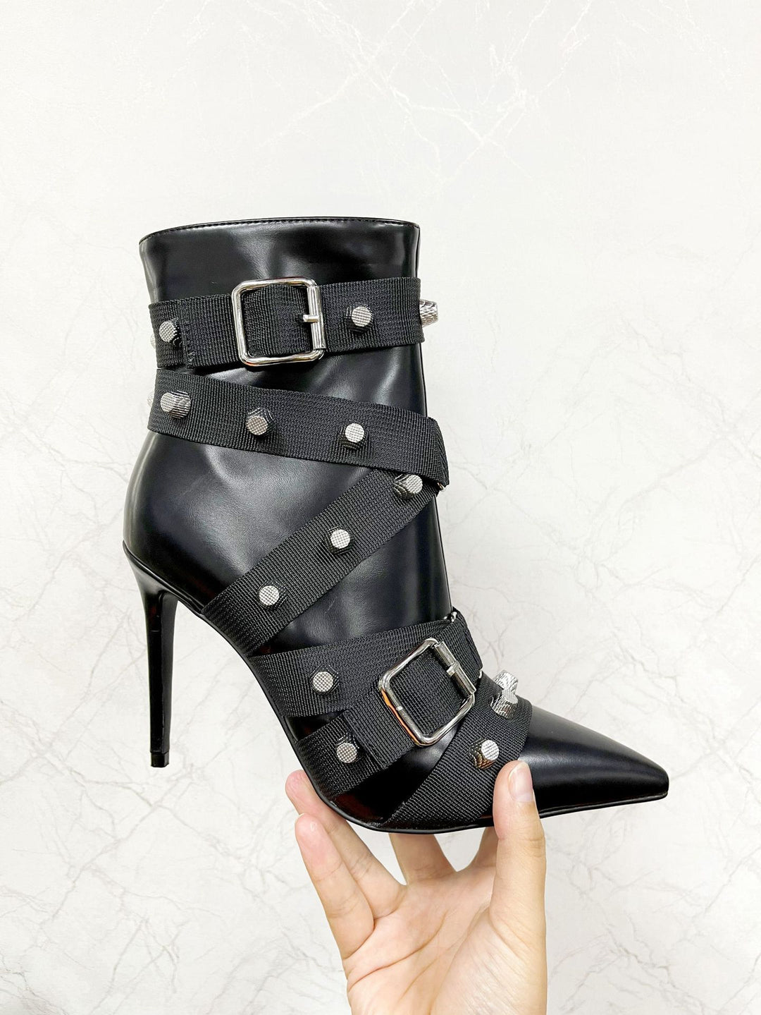 Femme Højhælede Ankboots med dekorativ spænde- og nitteaccent Stilla
