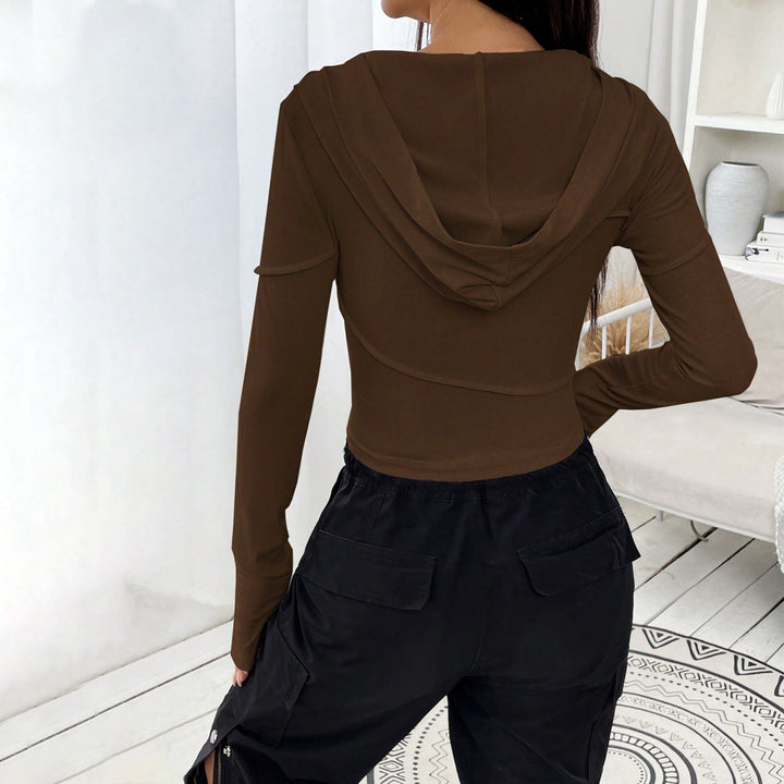Kvinders cropped top med elegant hætte-design og lange ærmer Stilla