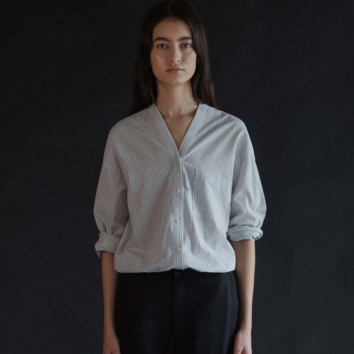 Dame casual stribet bluse med V-hals og dekorative knapper Stilla