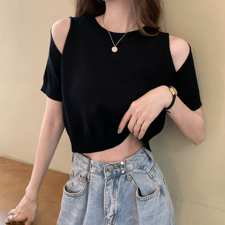 Kvinders cropped top med off-shoulder design og moderne strikkemønster