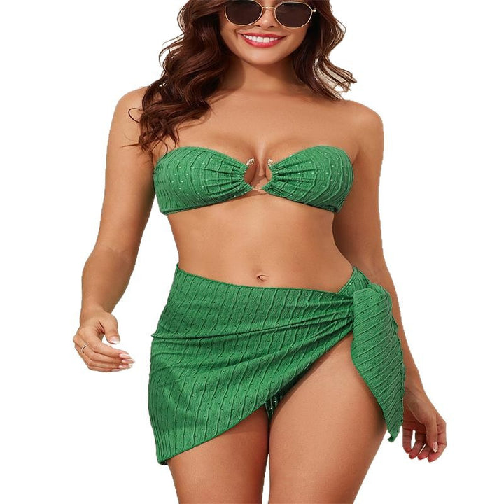 Dame bandeau bikini med elegant indpakningsskørt og stilfuld smykkedetalje Skovae