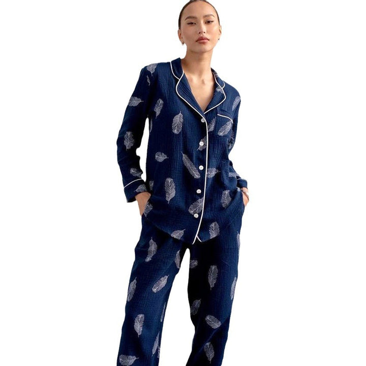 Dame natdragt med fashionabel fjertryk Stilla