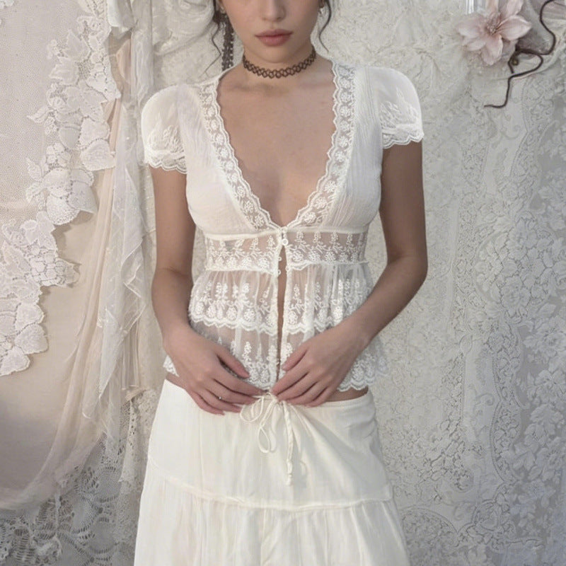 Damen Spitzenbluse mit Rüschendetails und tiefem V-Ausschnitt Skovae