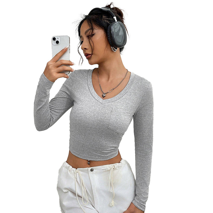 Kvinders tætsiddende langærmet skjorte med V-hals og praktisk brystlomme Stilla