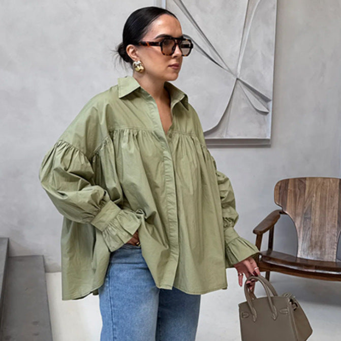 Damebluse med elegante flæseærmer og klassisk krave Stilla
