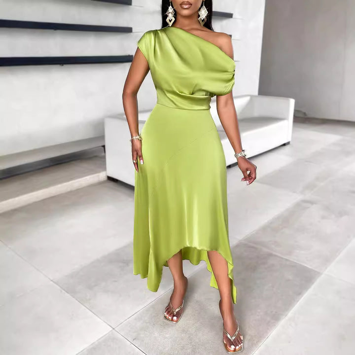 Dame asymmetrisk maxikjole med elegant one-shoulder design og flydende stof Stilla