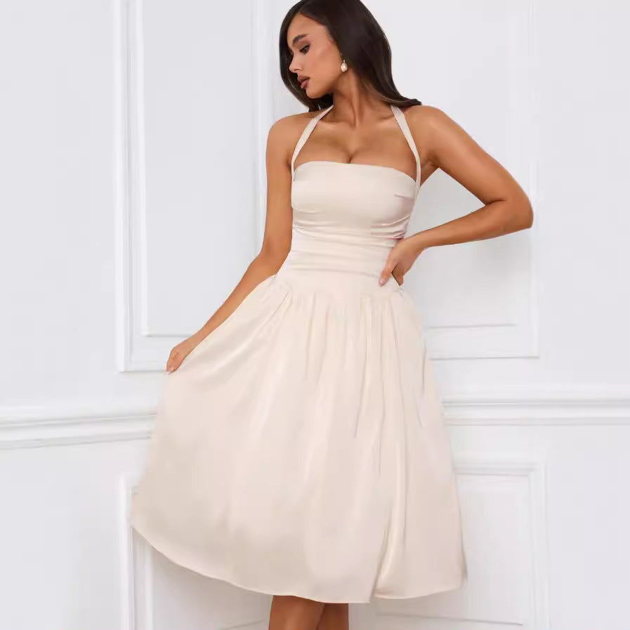 Kvinders cocktailkjole med stilfuldt off-the-shoulder design og elegant flæsekant