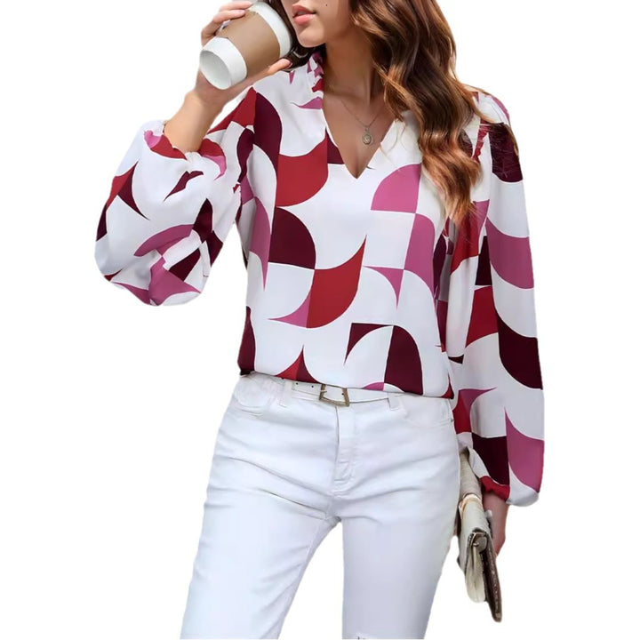 Dame elegant bluse med moderne grafisk mønster og V-hals Stilla