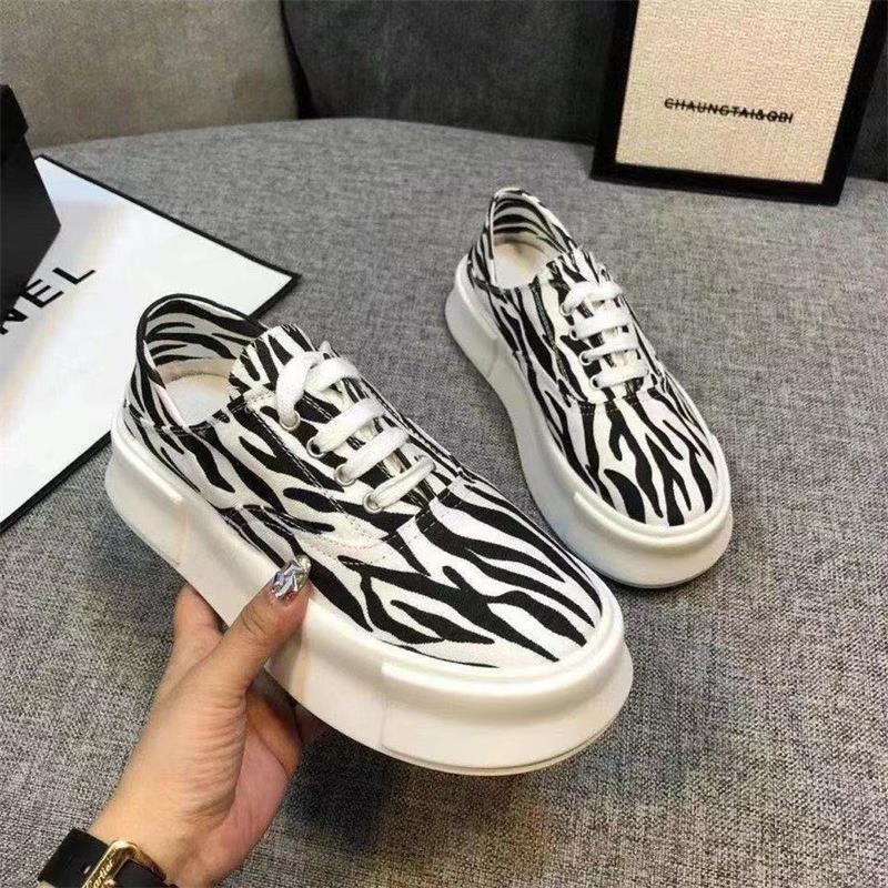 Dame mode sneakers med trendy dyremønster og komfortabel sål Stilla