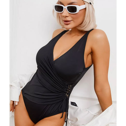 Dame en-delt badeshorts med sexy omslag detaljer og elegante snøringer Stilla