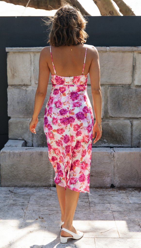 Dame sommerligt midi-kjole med delikat floral-design og smalle stropper Stilla