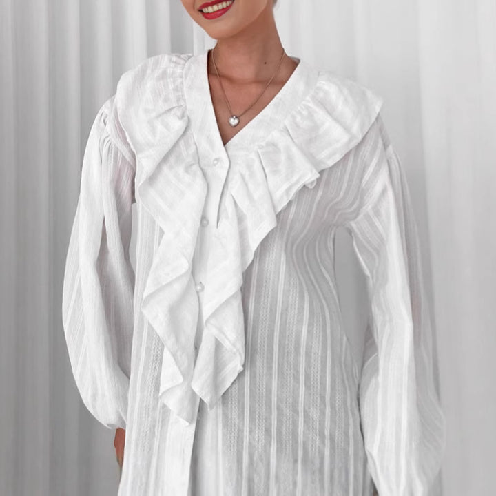 Damebluse med voluminøse flæsedetaljer og elegant V-udskæring Stilla