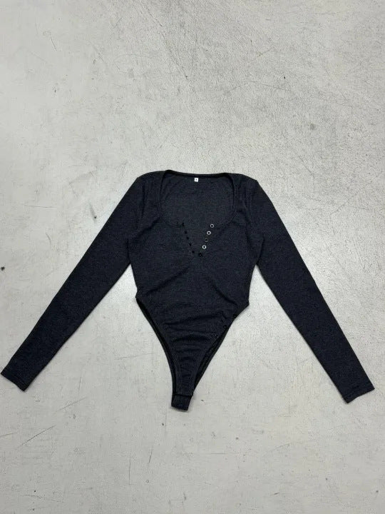 Dame langærmet bodysuit med dyb V-udskæring og knapdetaljer Skovae