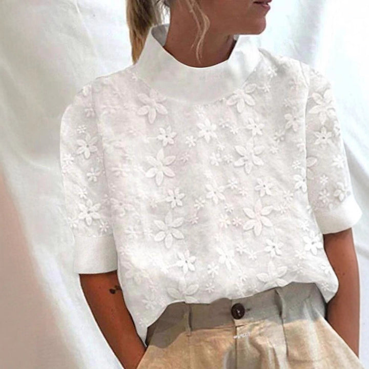 Dame nan let broderet bluse med ståkrave og tredimensionel blomsterapplikation Skovae