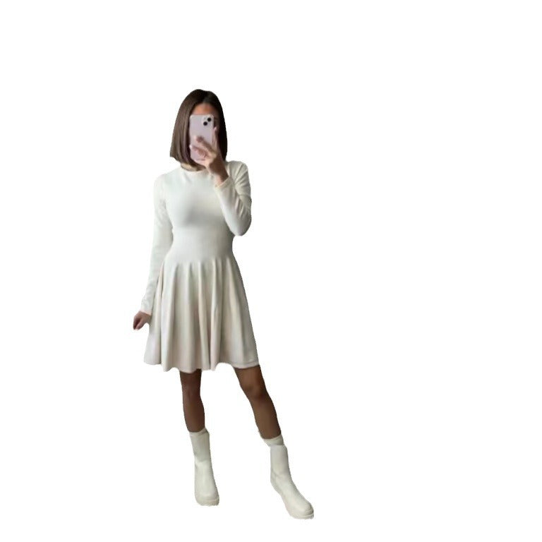 Dame skater minikjole med elegant, figursyet overdel og flydende nederdel Stilla