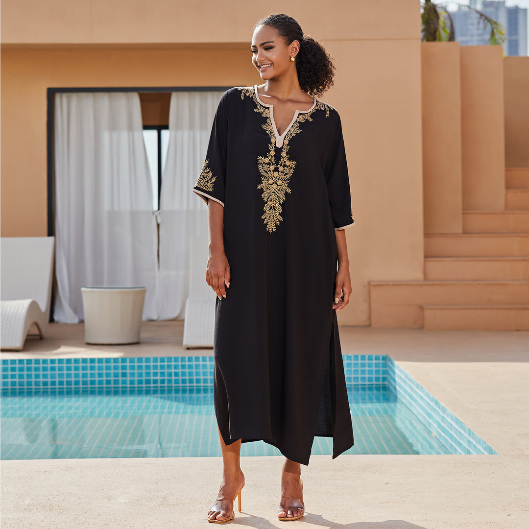 Dame kaftan med kunstneriske gyldne accenter og elegant V-hals Stilla