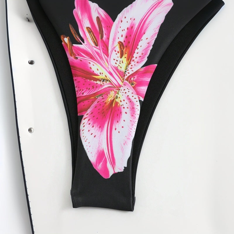 Dame Strand-Bikini med raffineret floral design og matchende lang sarong Stilla