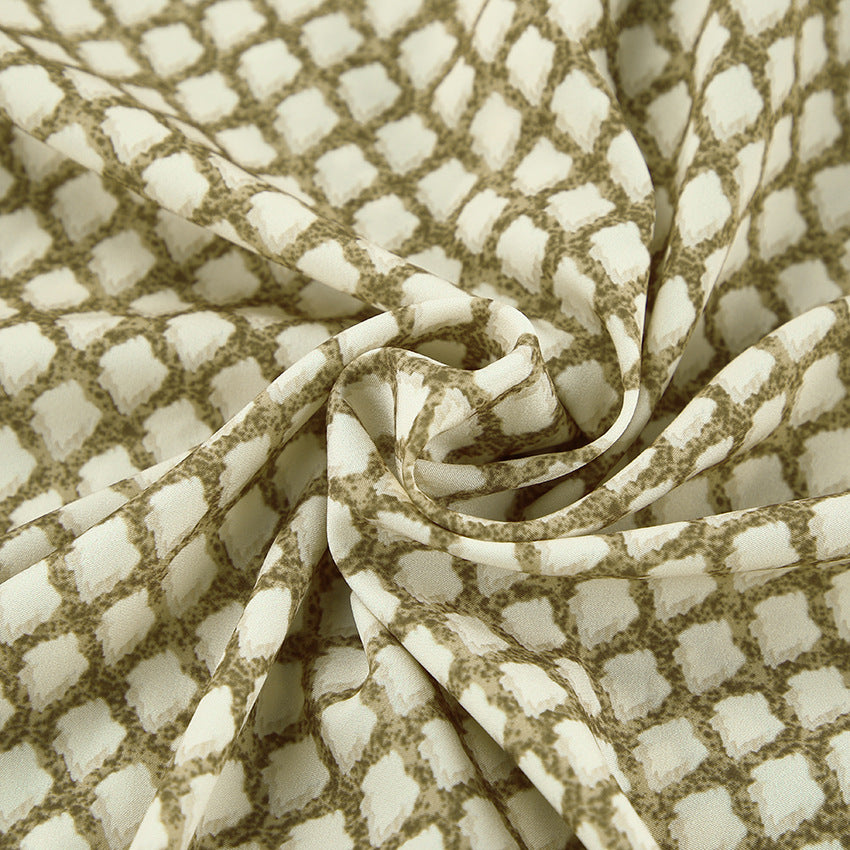 Dame elegant pyjamasæt med moderne geometrisk mønster og komfortable detaljer Stilla