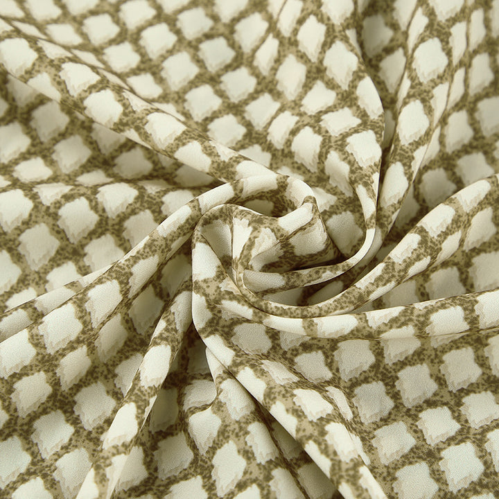 Dame elegant pyjamasæt med moderne geometrisk mønster og komfortable detaljer Stilla
